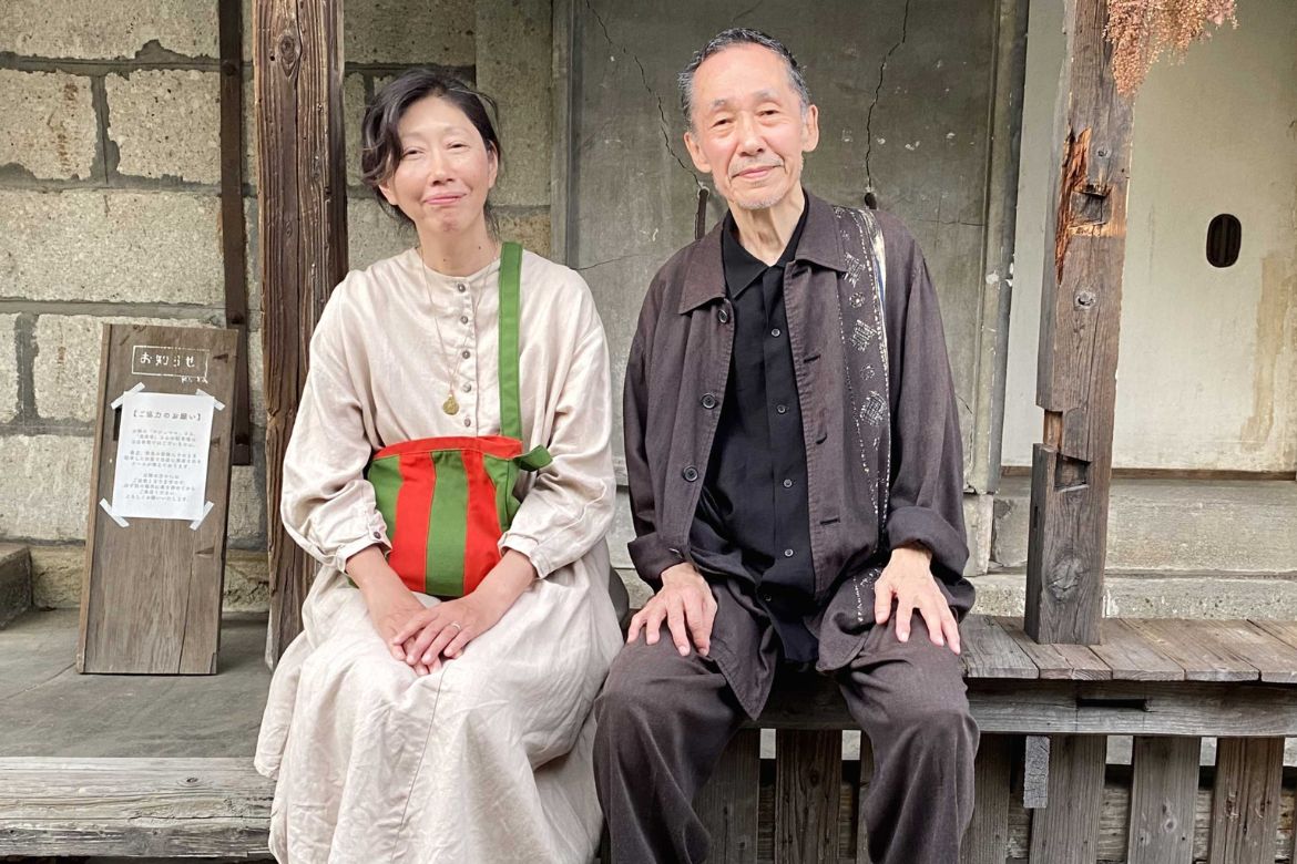 KURAの前で撮影された矢野さんとひらたさんの写真