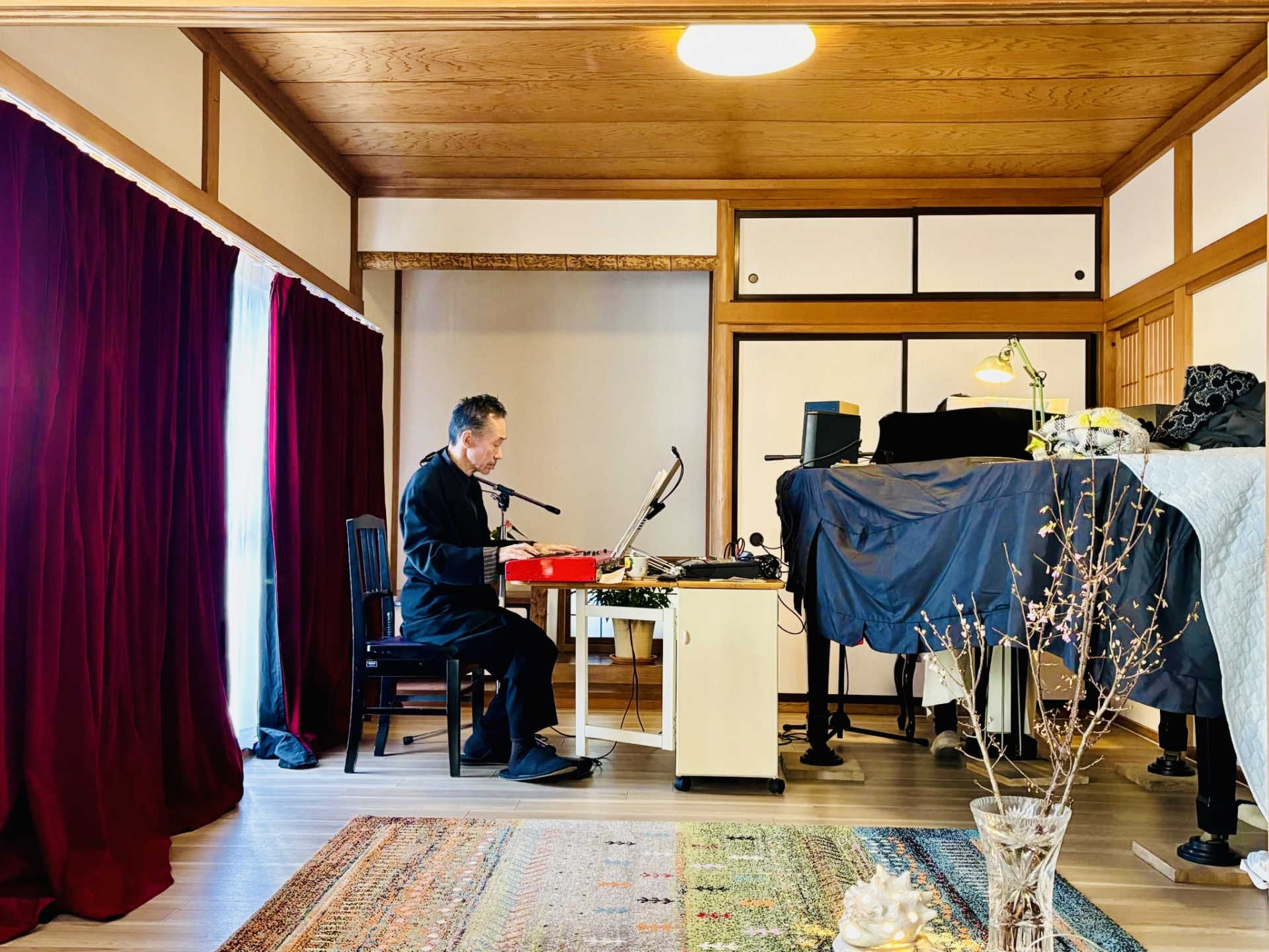 自宅で行った公開リハーサルの様子の写真