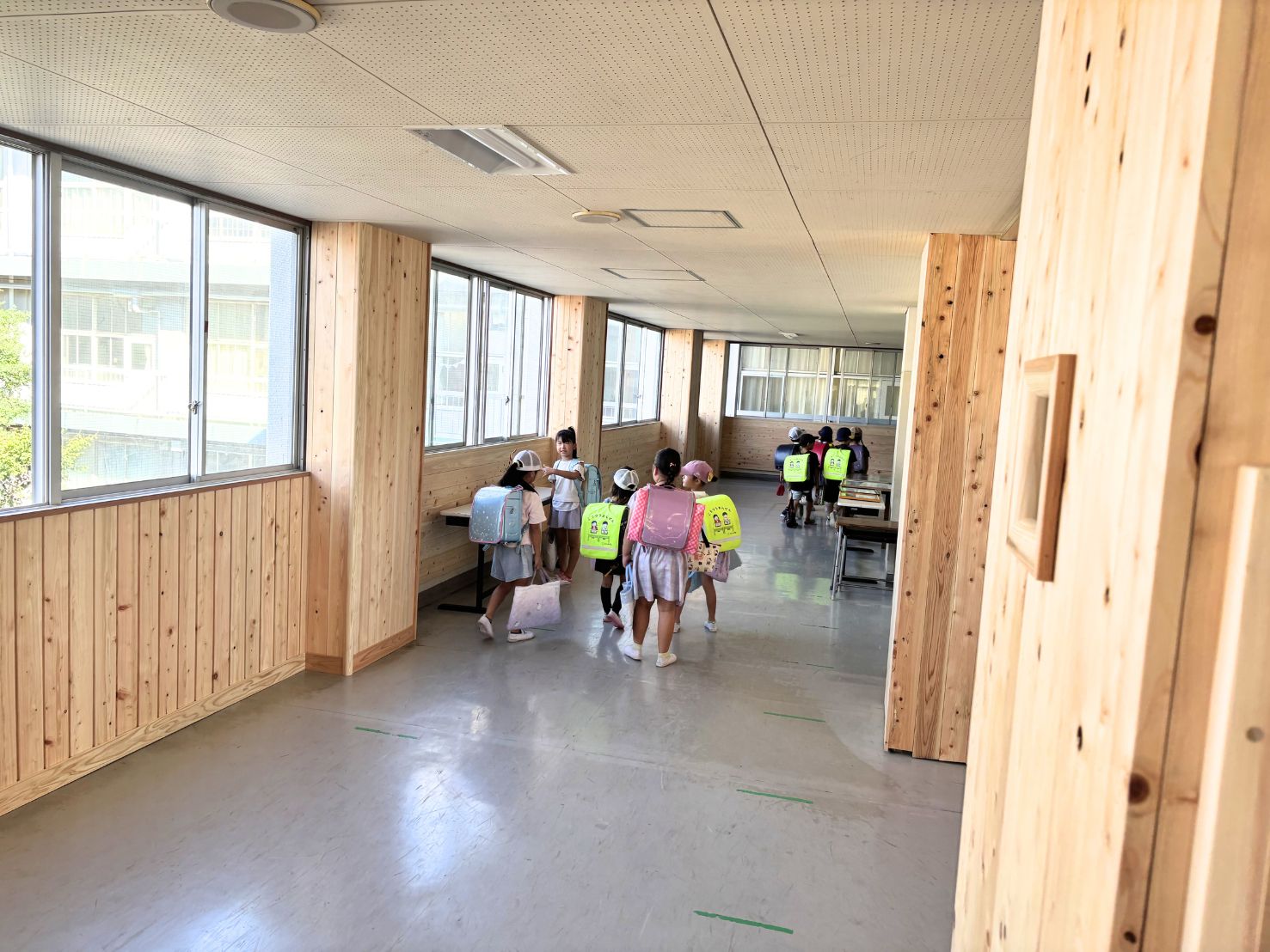 廊下を歩く子どもたちの様子