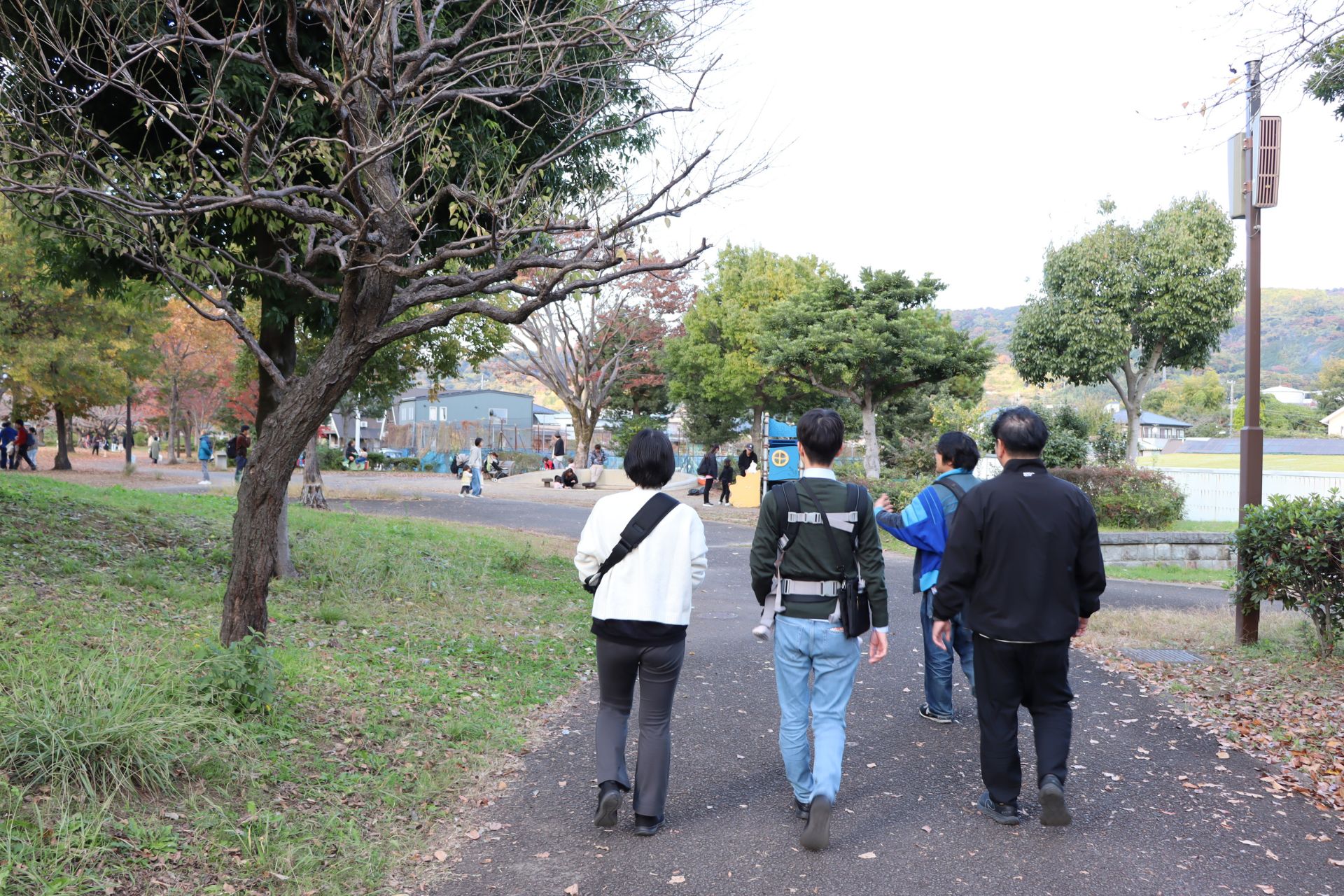 上府中公園を歩いている様子