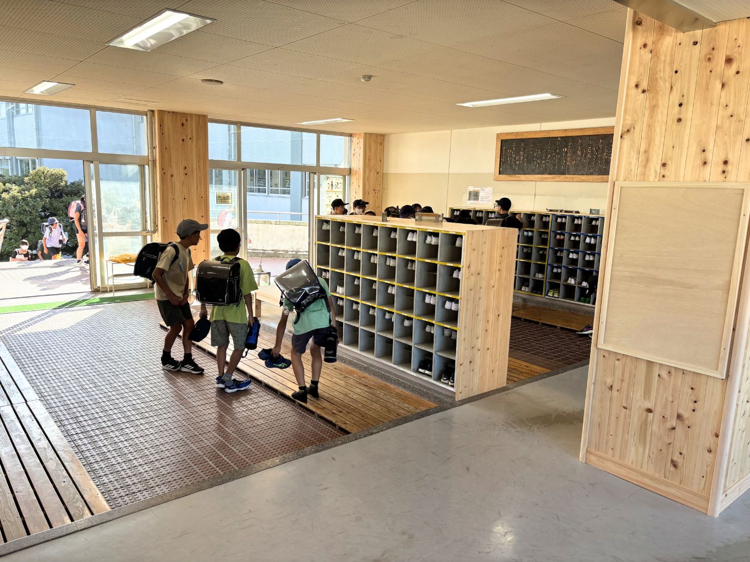 富水小学校の昇降口