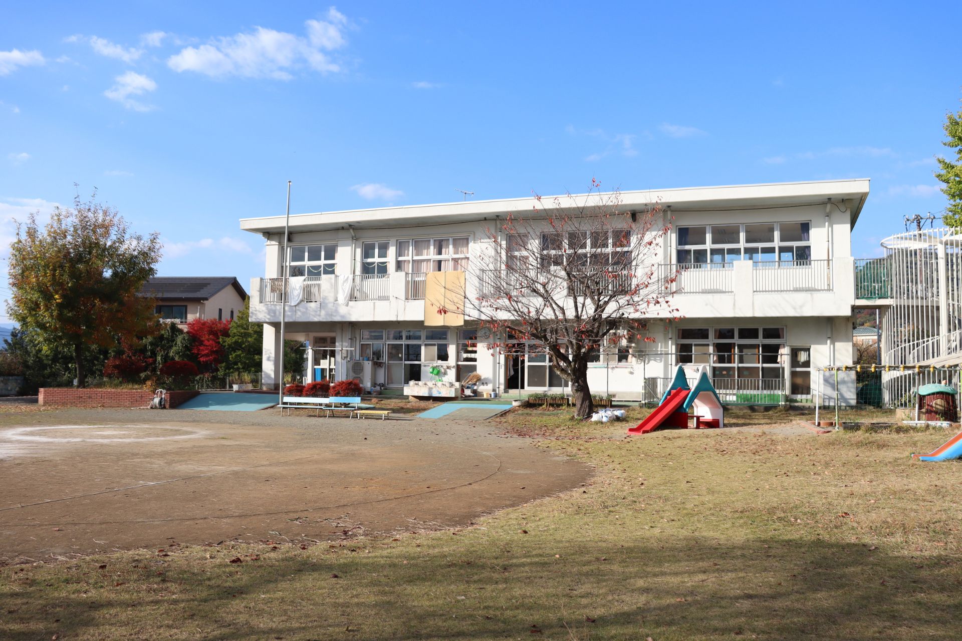 園庭と校舎