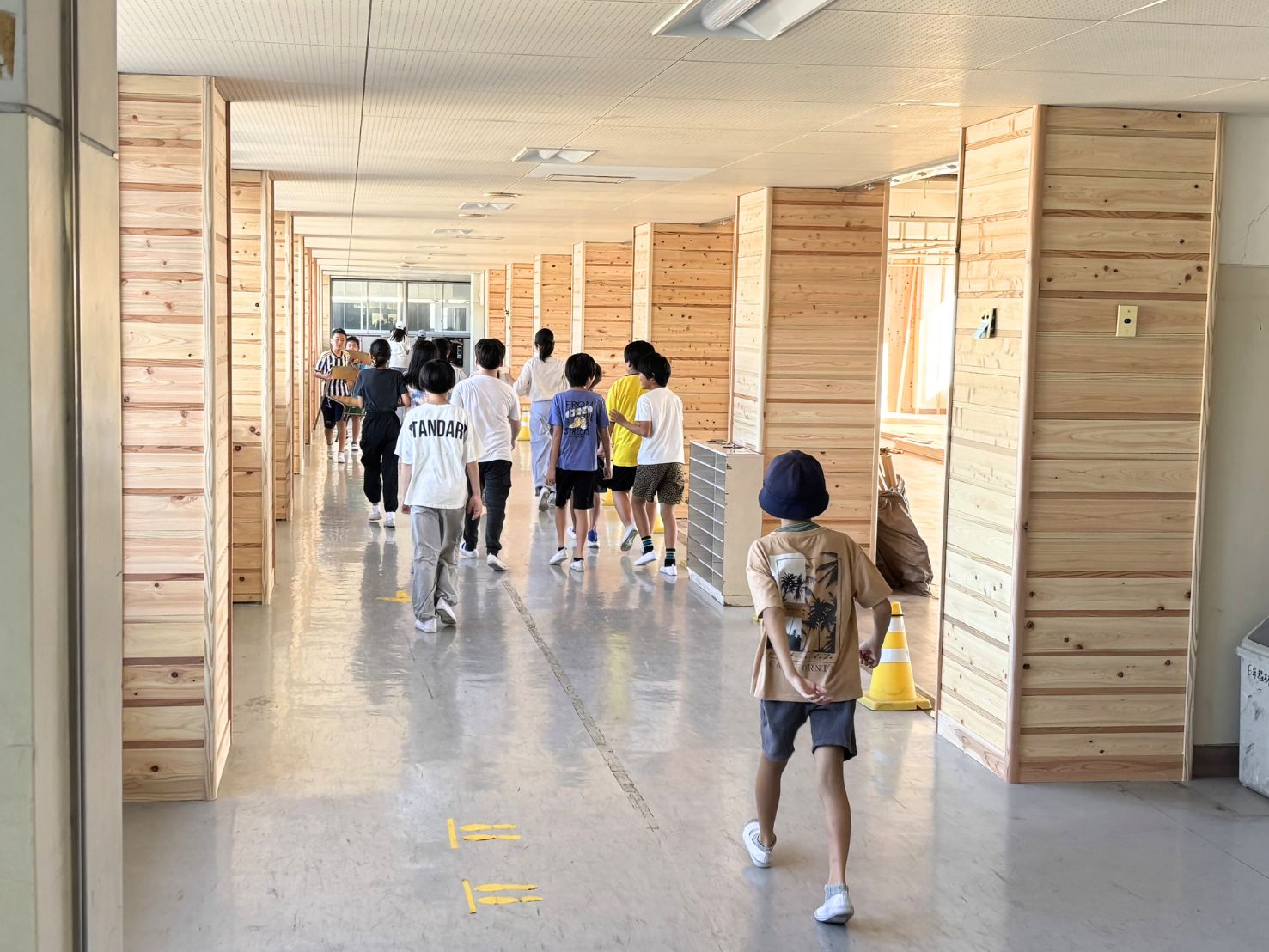 廊下を歩く子どもたちの写真