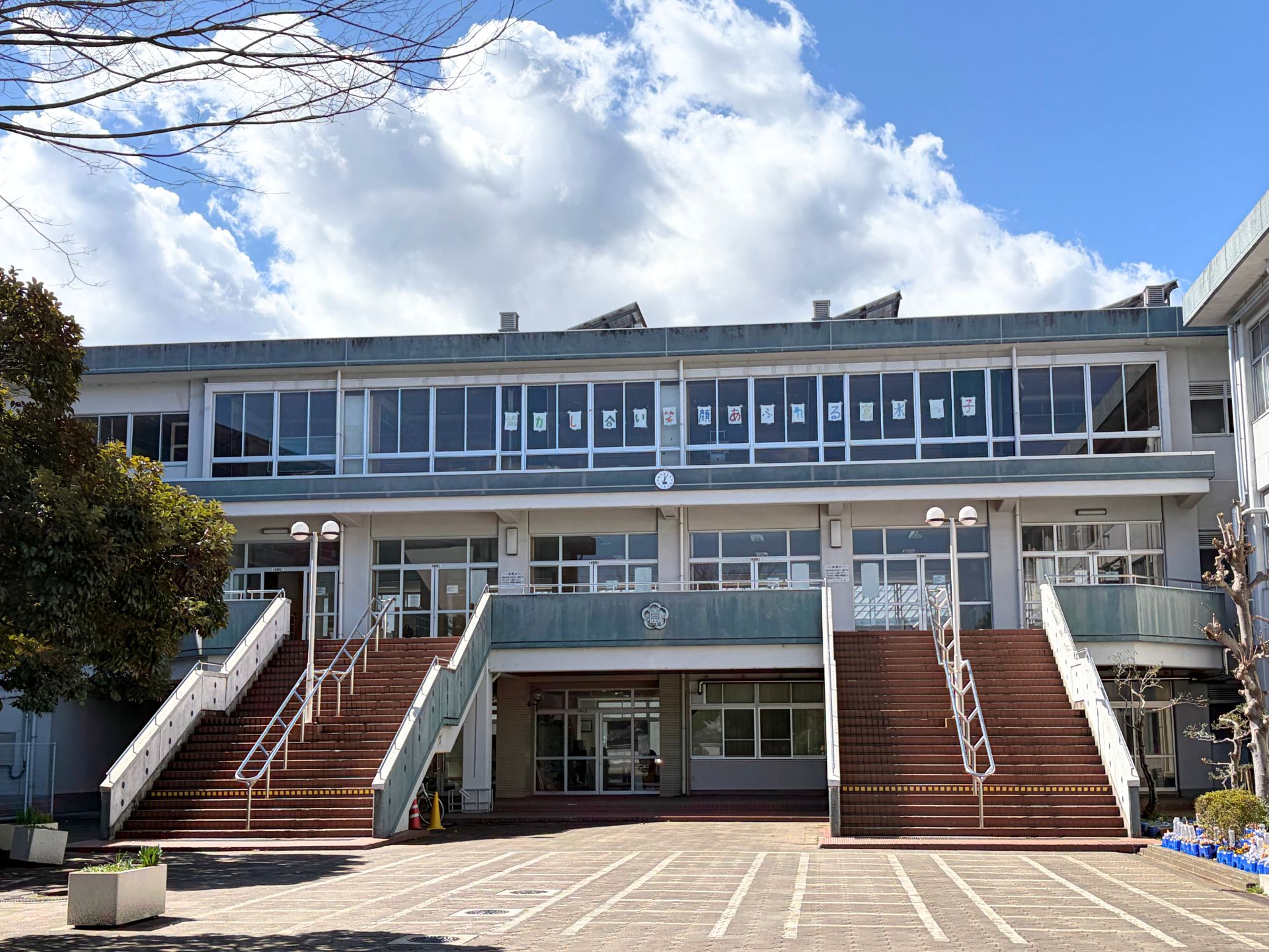 富水小学校特有のシンデレラ階段の写真