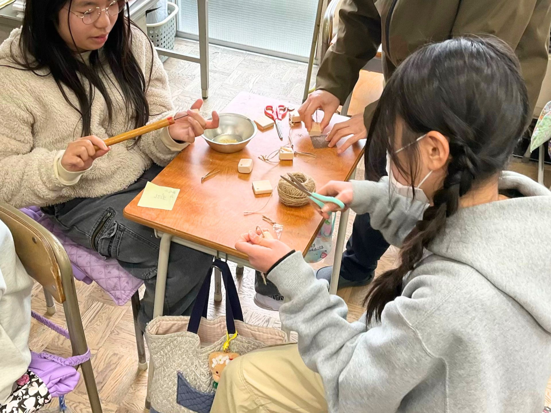 チラシを作成している児童の写真