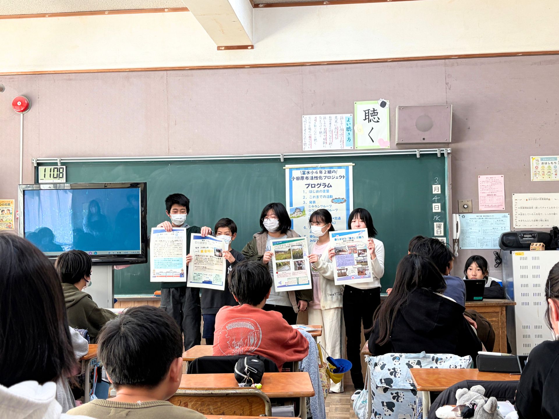 発表中のチラシチームの写真