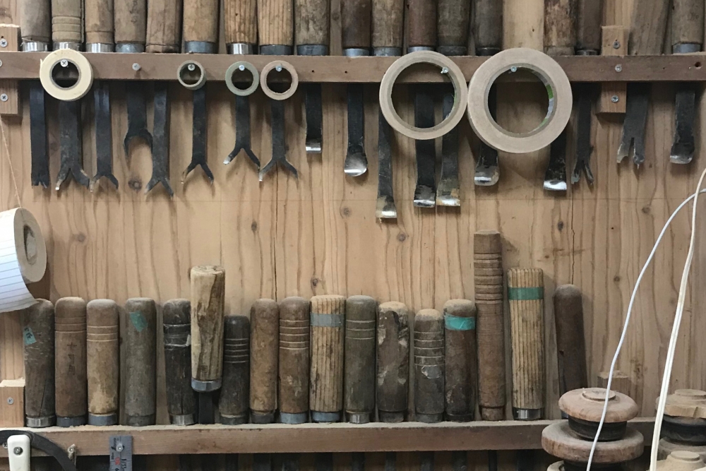 工房の壁いっぱいに並べられた道具たち。