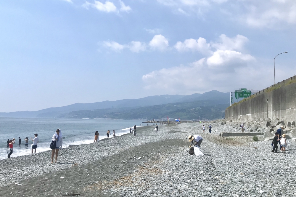「第3回袖ヶ浜ビーチクリーンアップ&ひものBBQ」(2020年8月開催)での、海岸清掃の様子。
