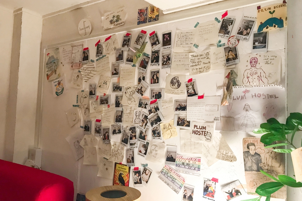 ロフトの壁いっぱいの、今まで宿泊したゲストを撮影した写真やメッセージ。