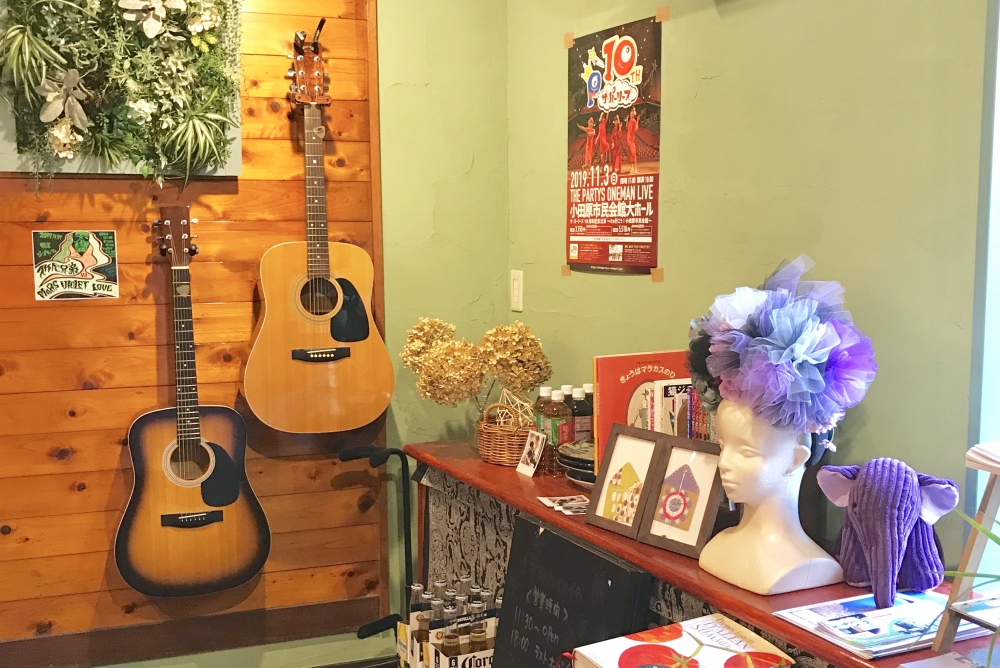 音楽やアート感あふれる店内。ギターはチエさん私物。