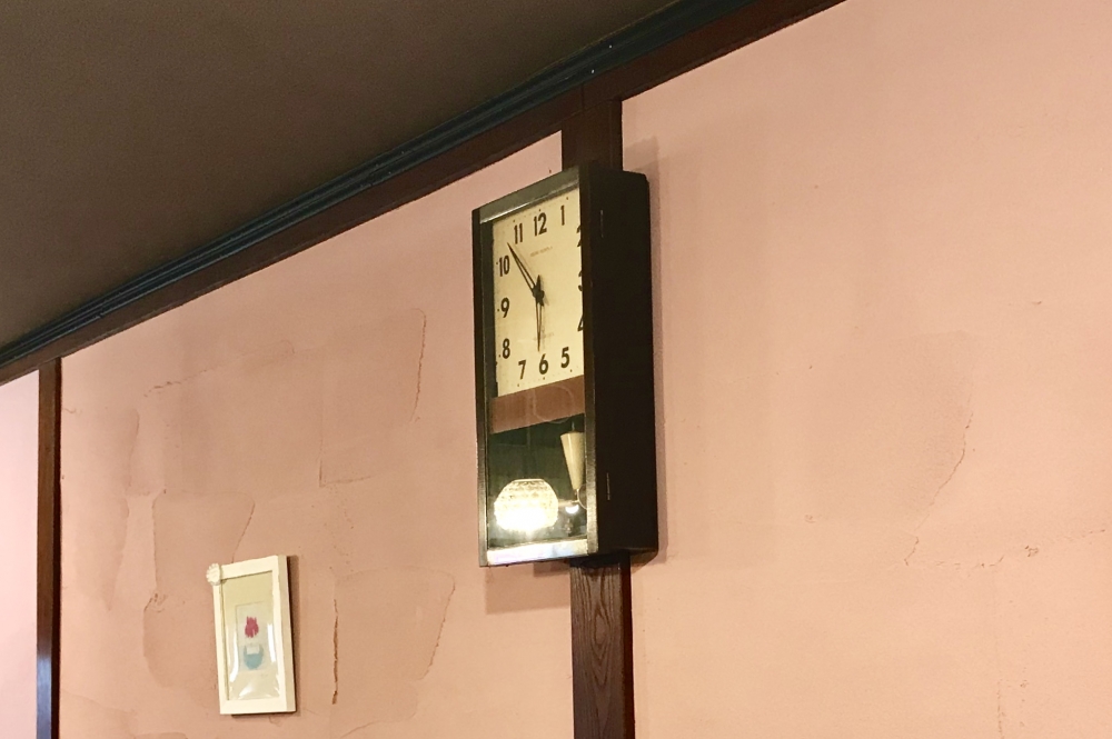 壁掛け時計は「Good Trip Hostel & Bar」のリッキーさんから貰った物。