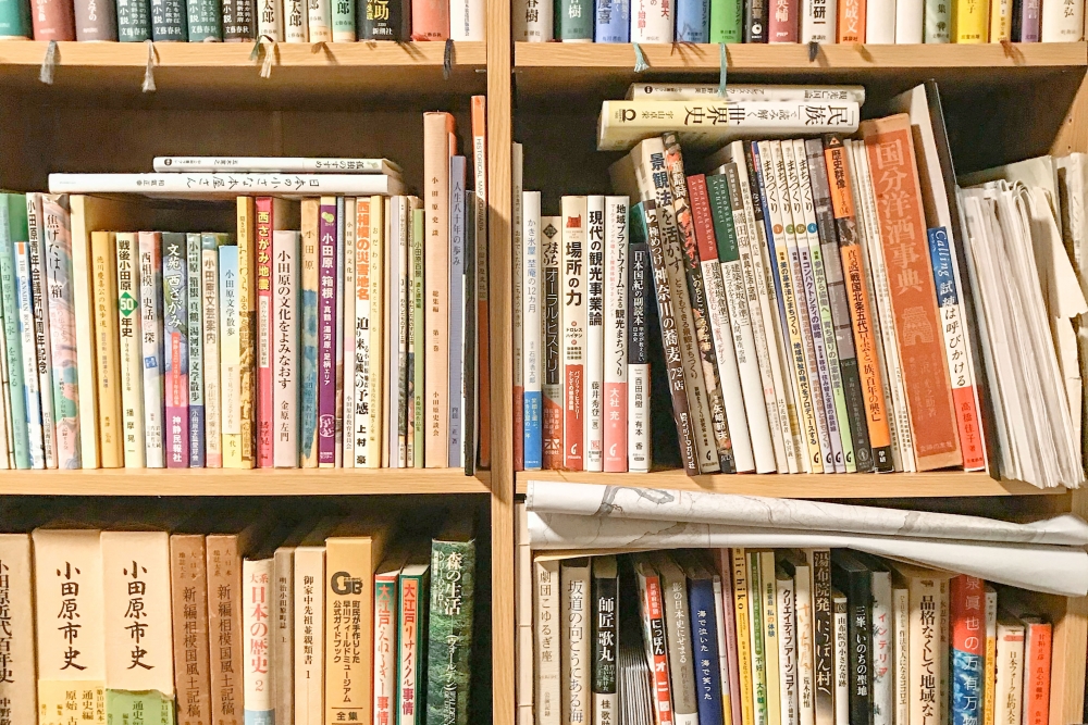 本屋にもなりたかったという平井さん、本棚には蔵書がギッシリ。