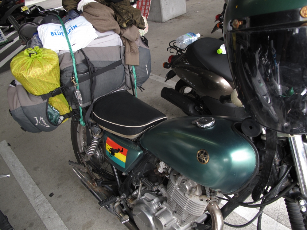 旅を共にしたバイク。ボディには奄美大島のステッカー。(リッキーさん撮影/2009年)