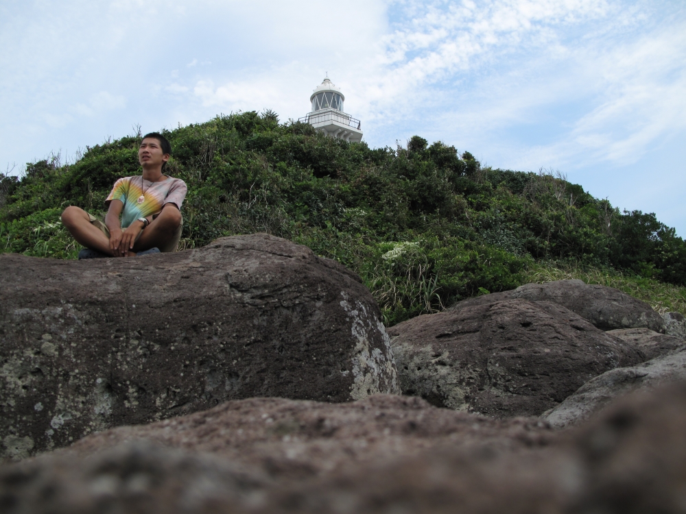 九州を北上中に「いい感じの灯台」があったところにて。(リッキーさん撮影/2009年)