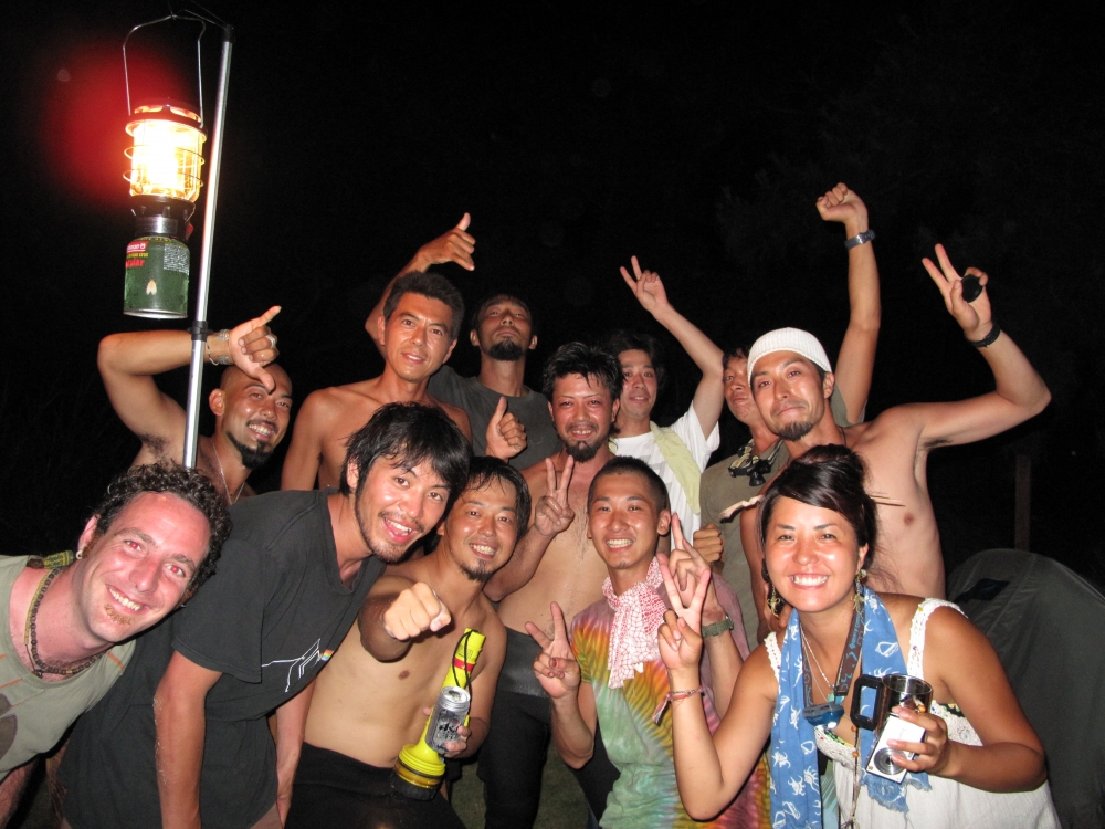 奄美大島での最後のパーティ。地元の漁師や国内外から日食を見に来た仲間たちと。(リッキーさん撮影/2009年)