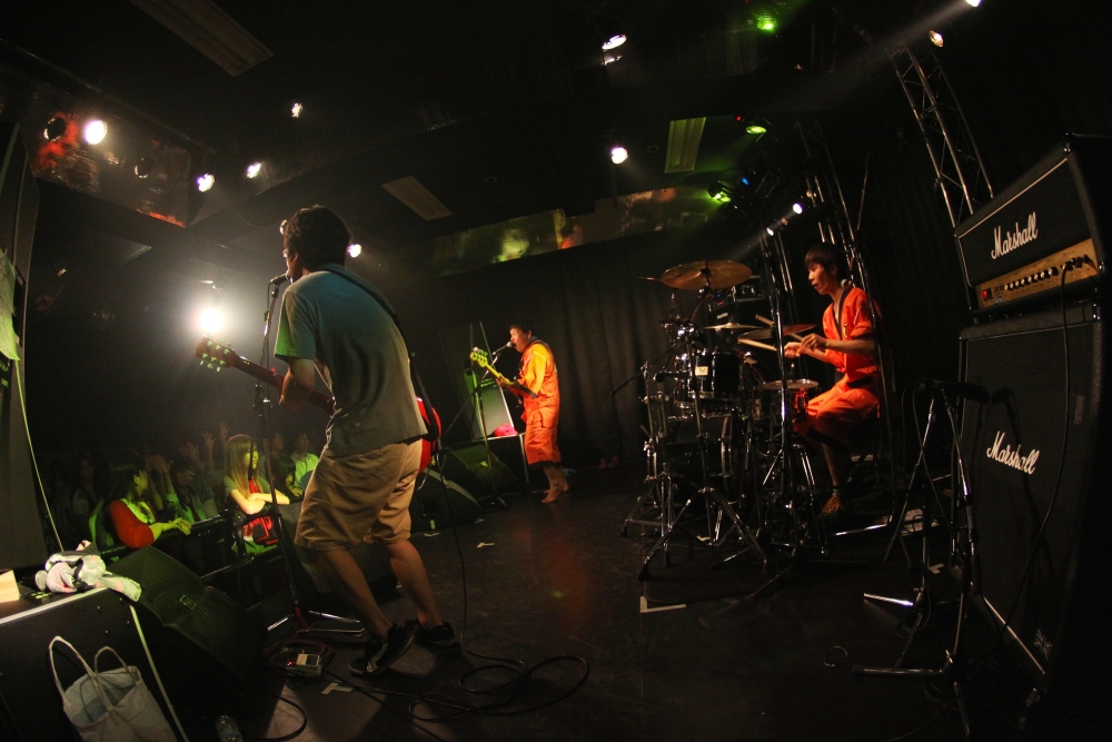 バンドでのライブ風景。(佑介さん提供/ライブハウス「姿麗人」/2011年)