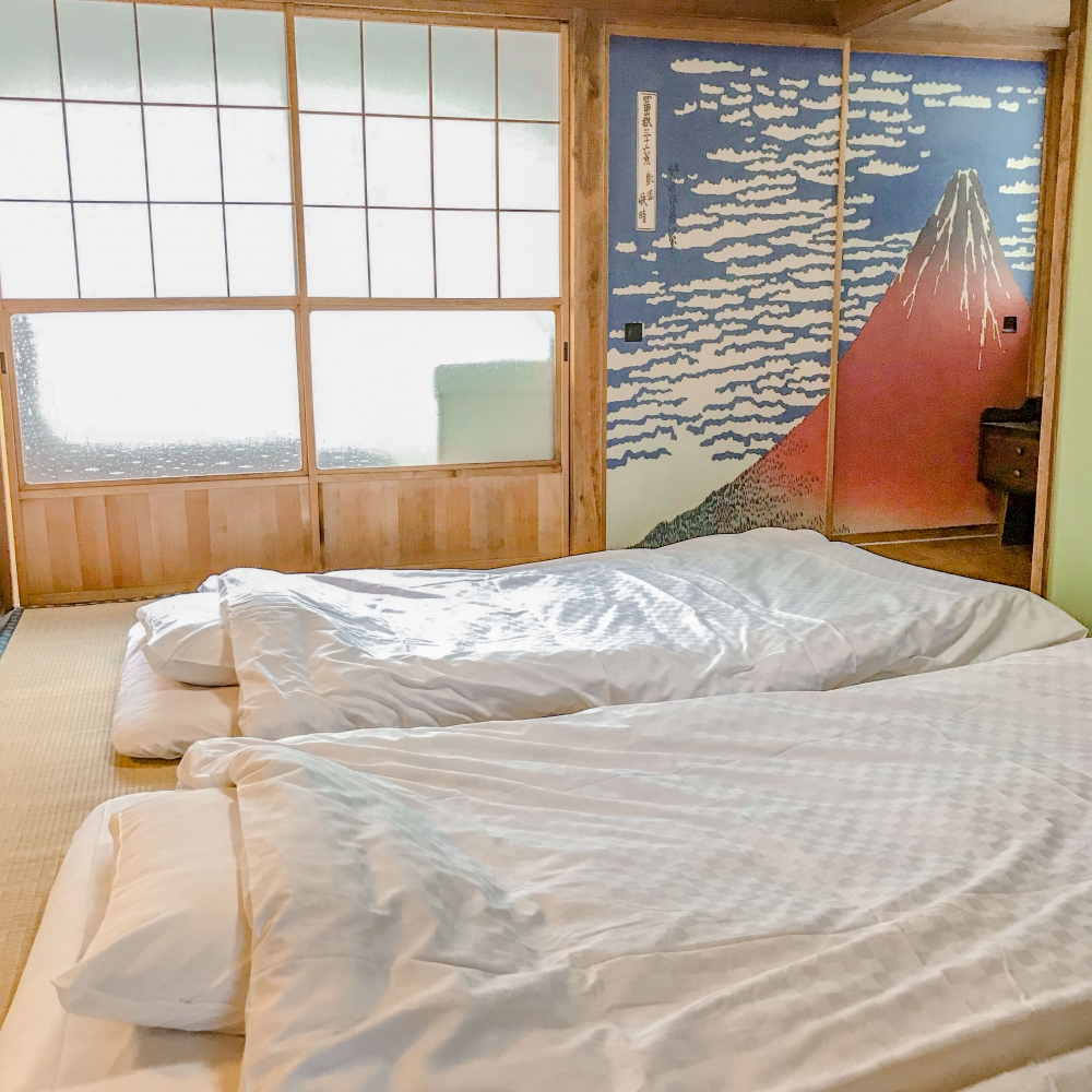 佑介さん自ら襖に貼った、赤富士の絵。(house)