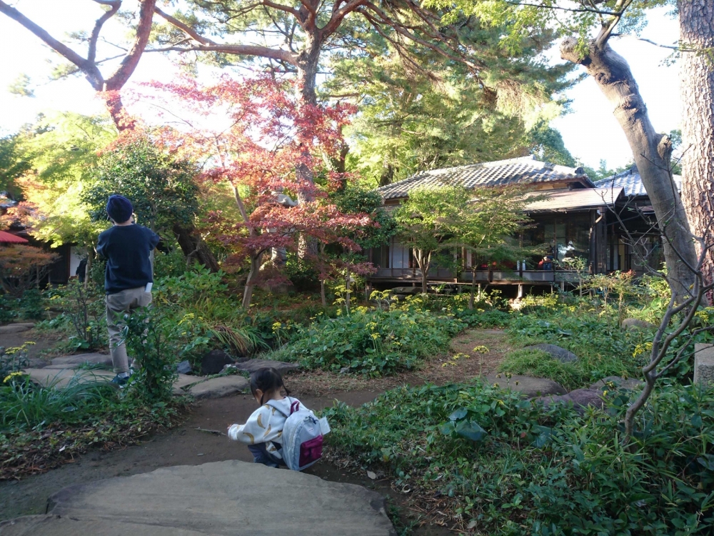 ▲子どもと一緒に旧松本剛吉別邸を散歩。こんなすてきなところなのに混んでない！というのも小田原の魅力。