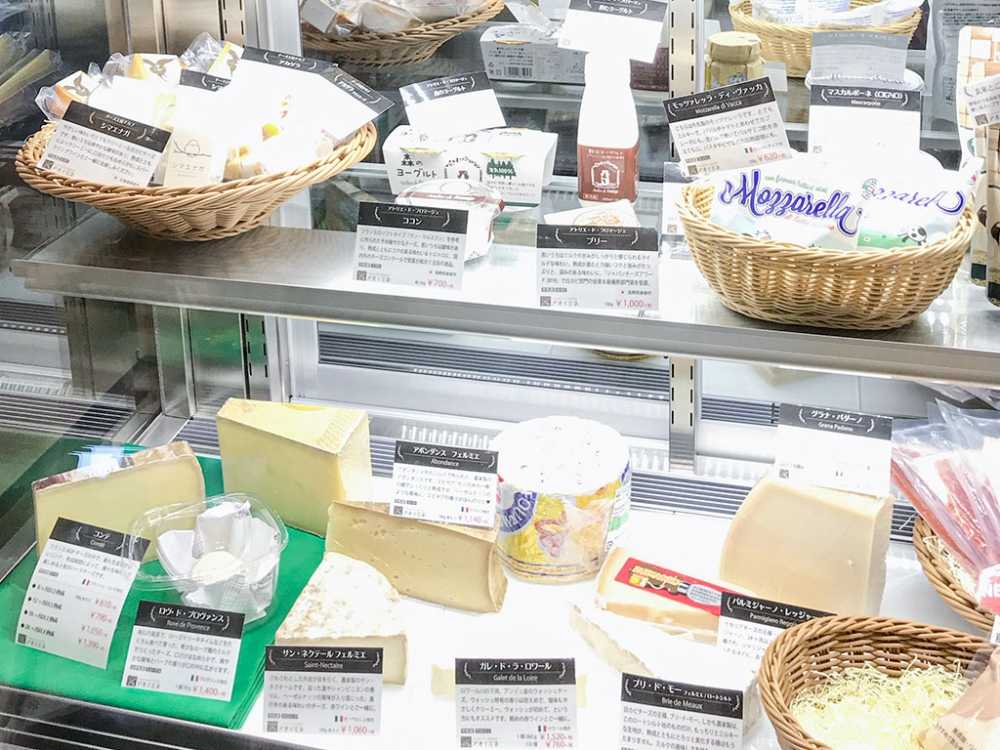陳列された様々な味わいのチーズ。
