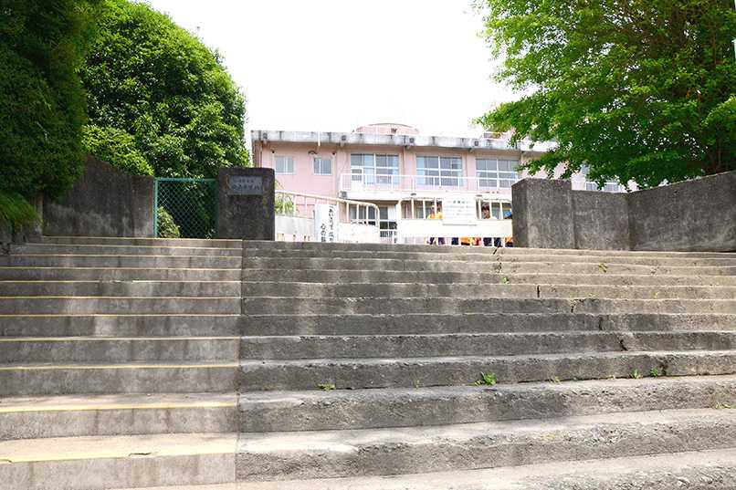 学校へ続く階段