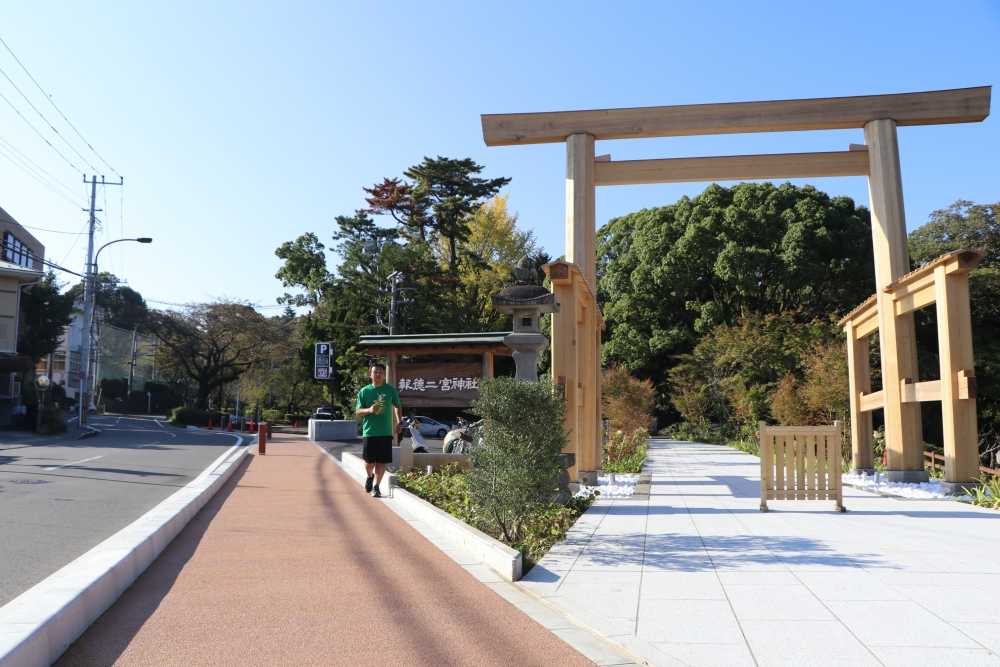 鳥居が新しくなった二宮神社があります。