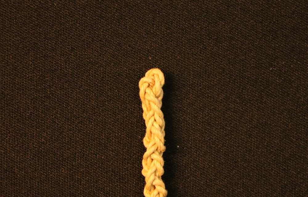 三つ編みの要領で作られた縄